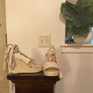 Guess Wedge sandals Sz 8.5 Beige